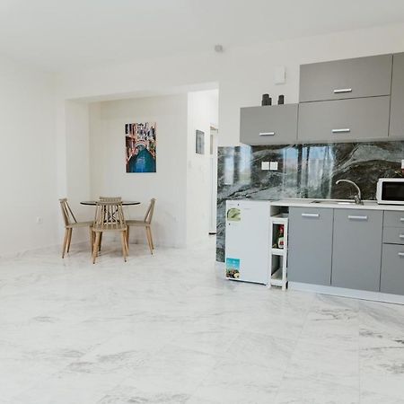 Blue And White Luxury Suites Nea Kallikrateia エクステリア 写真