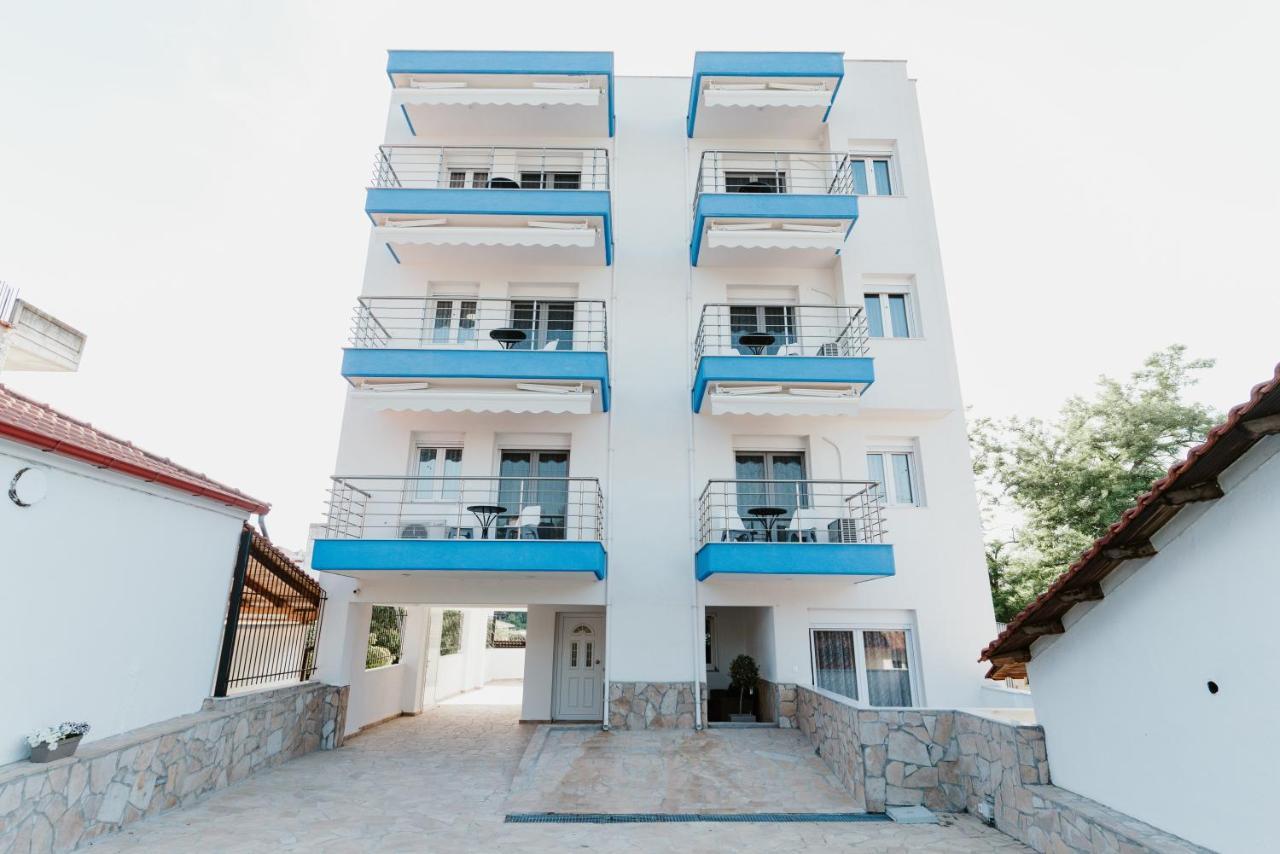 Blue And White Luxury Suites Nea Kallikrateia エクステリア 写真