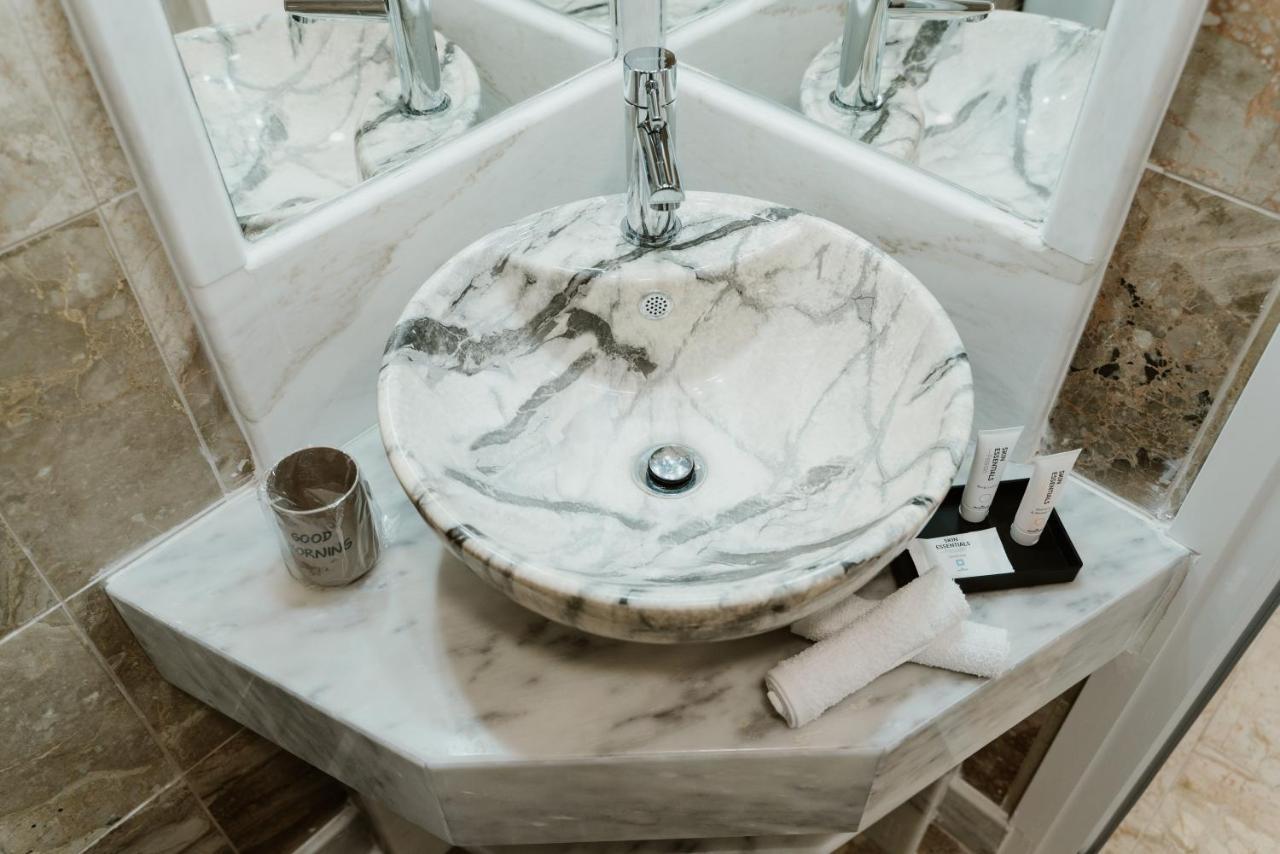 Blue And White Luxury Suites Nea Kallikrateia エクステリア 写真