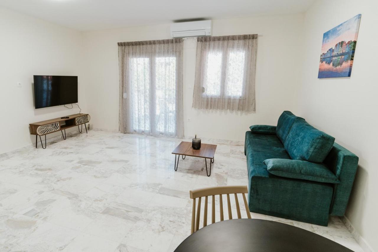 Blue And White Luxury Suites Nea Kallikrateia エクステリア 写真