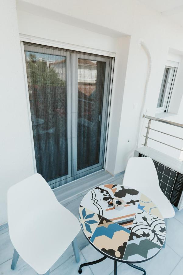 Blue And White Luxury Suites Nea Kallikrateia エクステリア 写真