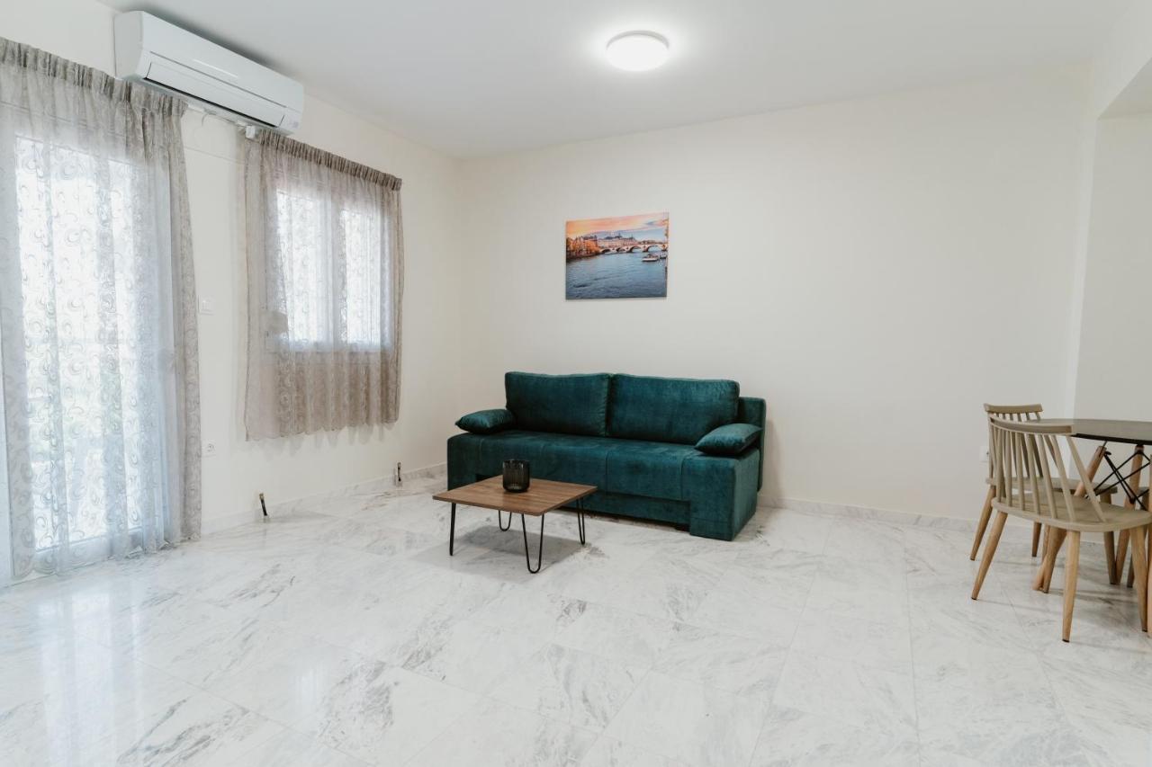 Blue And White Luxury Suites Nea Kallikrateia エクステリア 写真