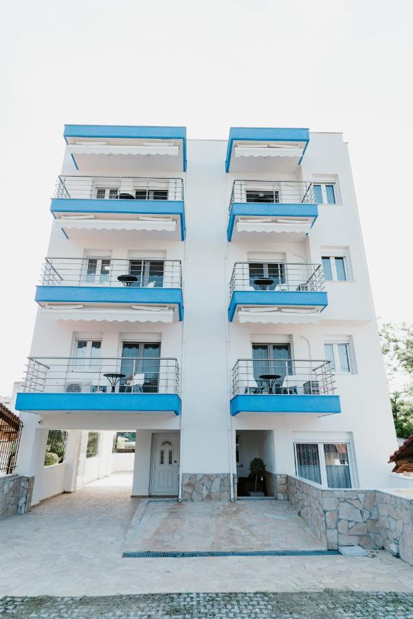 Blue And White Luxury Suites Nea Kallikrateia エクステリア 写真