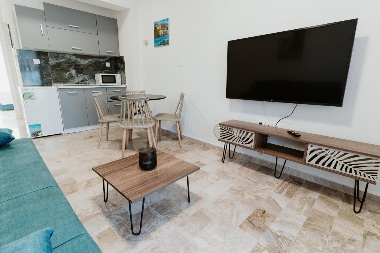 Blue And White Luxury Suites Nea Kallikrateia エクステリア 写真