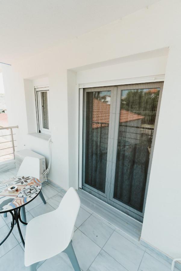 Blue And White Luxury Suites Nea Kallikrateia エクステリア 写真