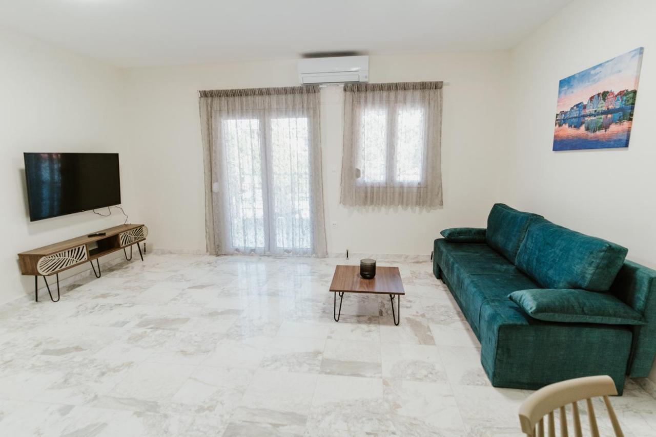 Blue And White Luxury Suites Nea Kallikrateia エクステリア 写真