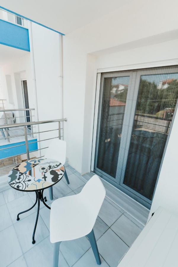 Blue And White Luxury Suites Nea Kallikrateia エクステリア 写真