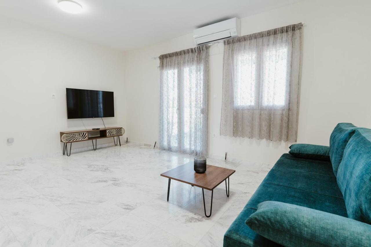 Blue And White Luxury Suites Nea Kallikrateia エクステリア 写真