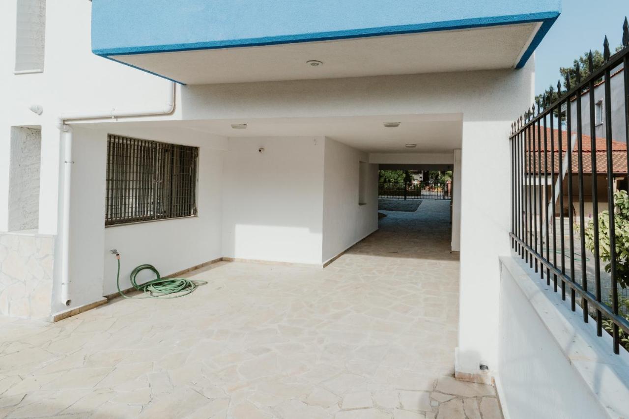 Blue And White Luxury Suites Nea Kallikrateia エクステリア 写真