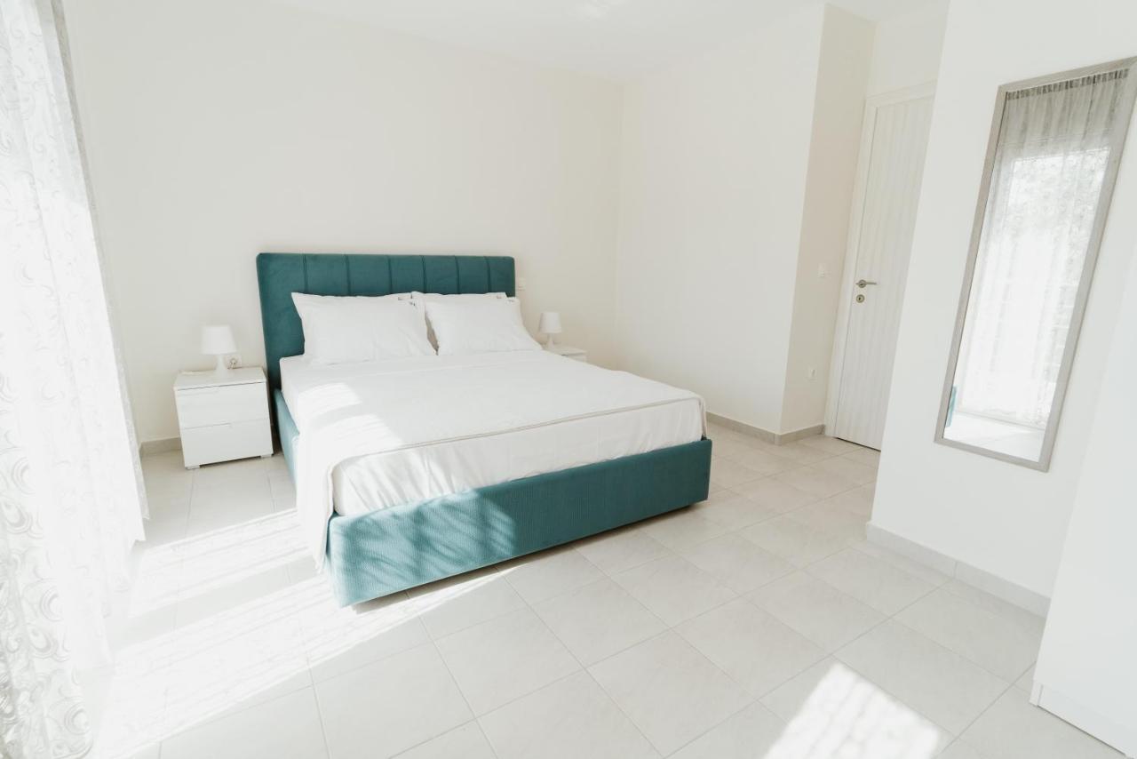 Blue And White Luxury Suites Nea Kallikrateia エクステリア 写真
