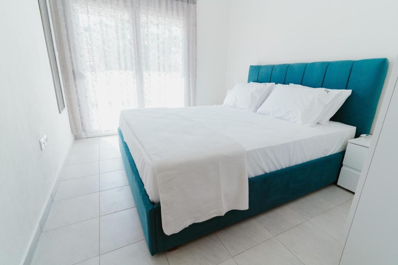 Blue And White Luxury Suites Nea Kallikrateia エクステリア 写真