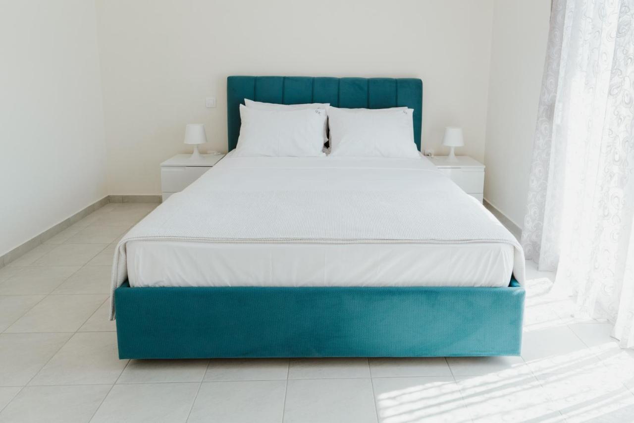 Blue And White Luxury Suites Nea Kallikrateia エクステリア 写真