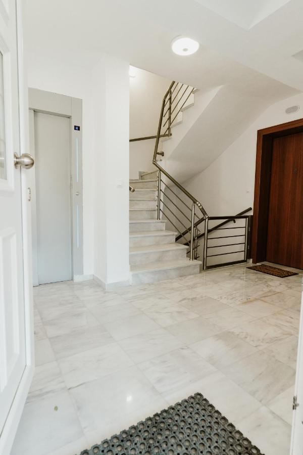 Blue And White Luxury Suites Nea Kallikrateia エクステリア 写真