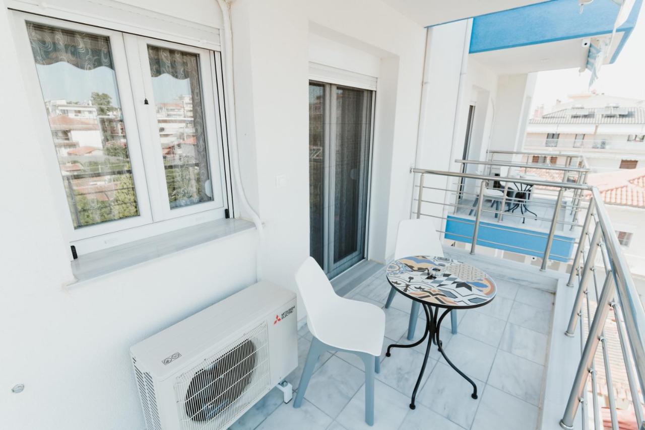 Blue And White Luxury Suites Nea Kallikrateia エクステリア 写真