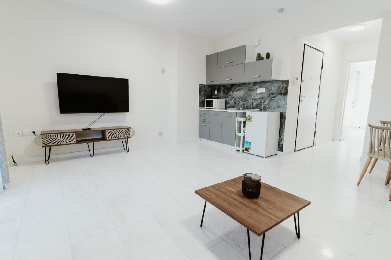 Blue And White Luxury Suites Nea Kallikrateia エクステリア 写真