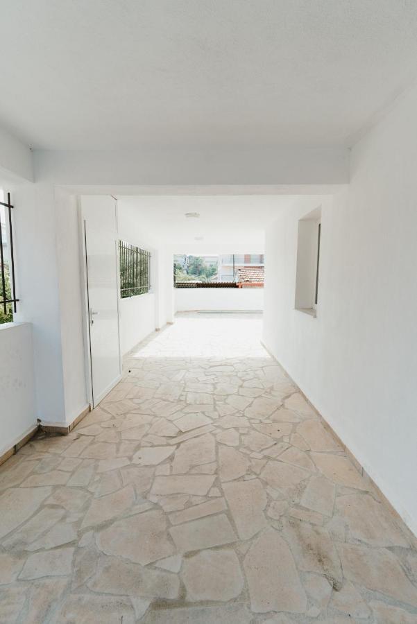 Blue And White Luxury Suites Nea Kallikrateia エクステリア 写真